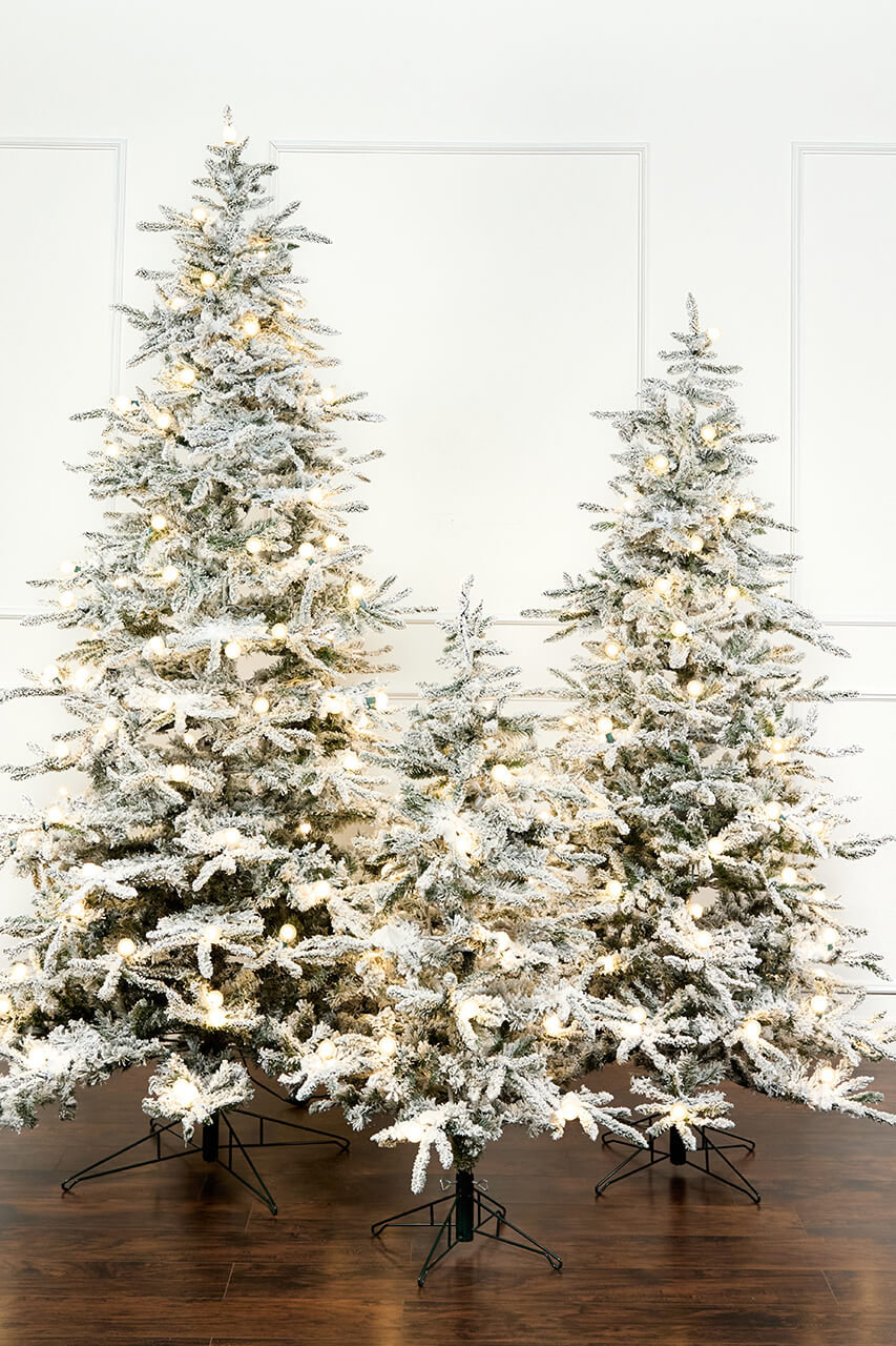 4.5' Flocked Christmas Tree with 22 G40 LED Lights