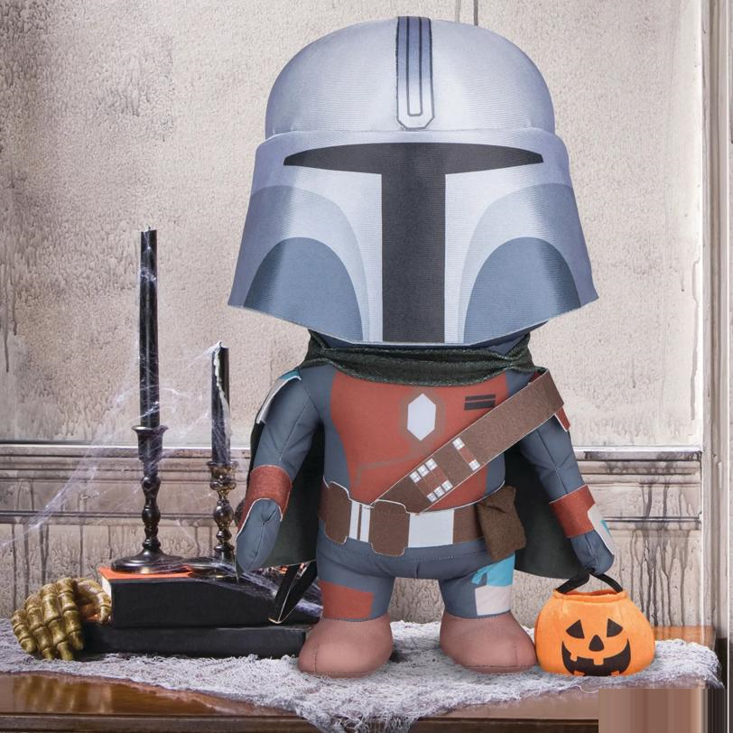 HALLOWEEN GREETER MANDALORIAN