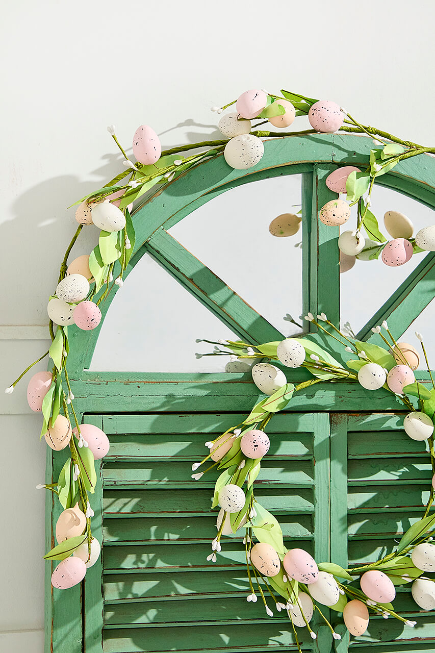 14" Egg & Leaf Wreath - Large